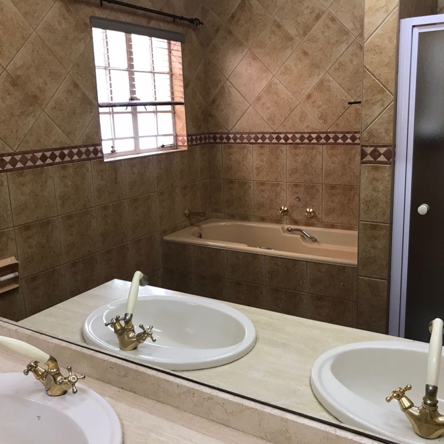 5 Bedroom Property for Sale in Protea Park North West